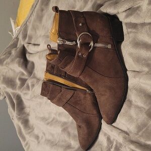 Nine west brown suede ankle  boots with side buckle sz 6
